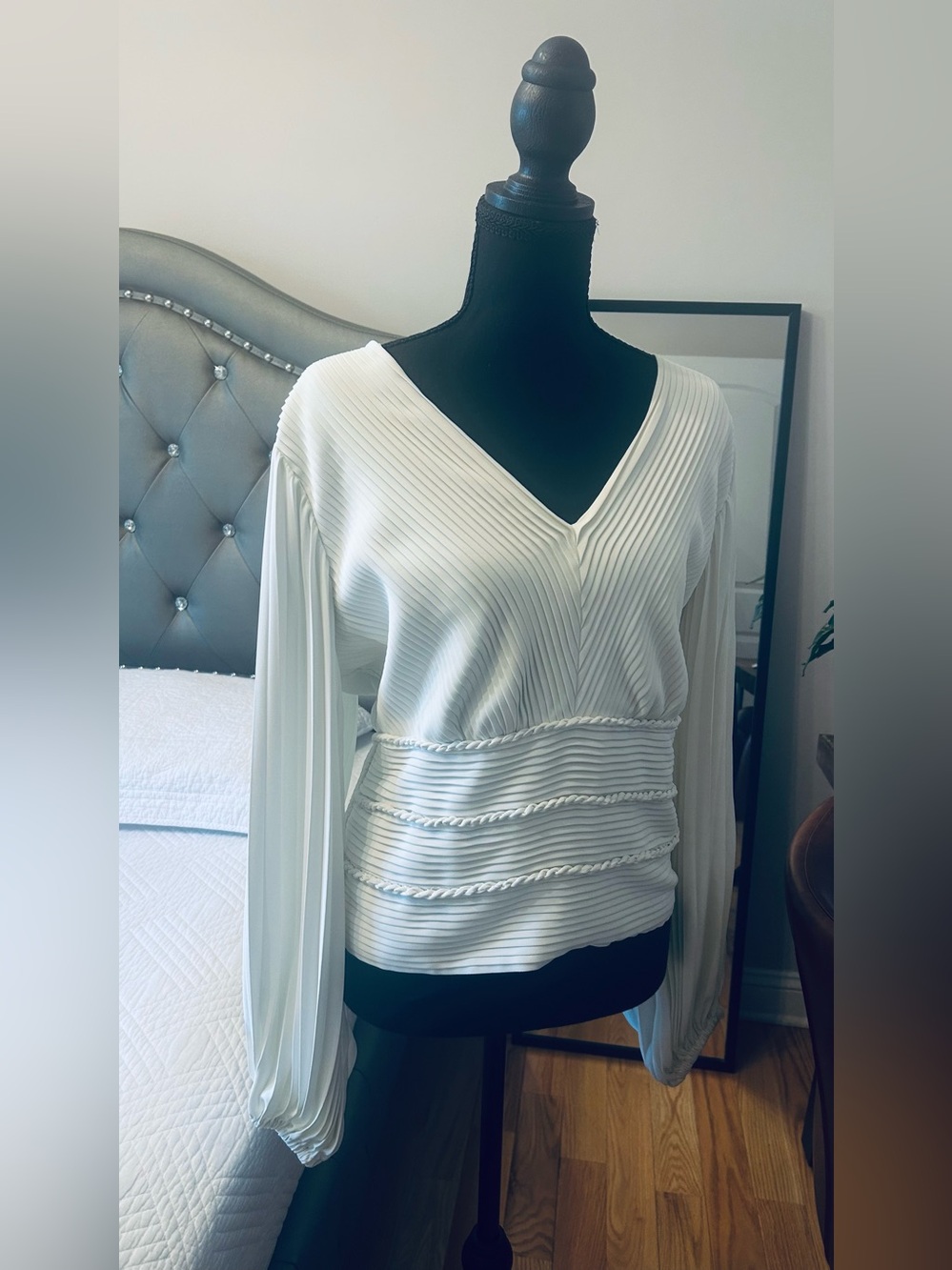 White House Black Market Ivory Ribbed V-Neck Pleated Waist Blouse